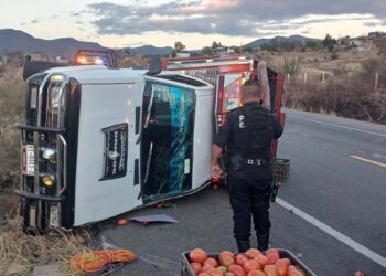 La camioneta quedó recostada en el pavimento.