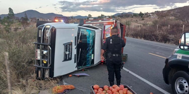 La camioneta quedó recostada en el pavimento.