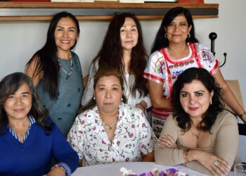 Fotos: Rubén Morales // Las asistentes posaron para la foto del recuerdo y le desearon lo mejor a Lulú Tamayo.