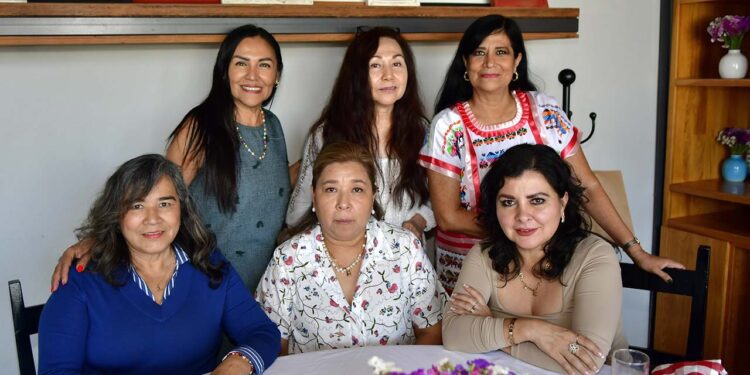 Fotos: Rubén Morales // Las asistentes posaron para la foto del recuerdo y le desearon lo mejor a Lulú Tamayo.