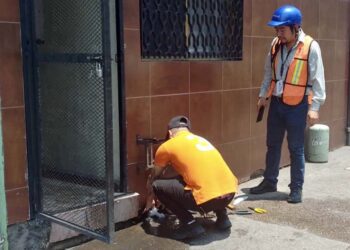 Foto: cortesía // Personal de Soapa repara tomas para evitar de desperdicio de agua.