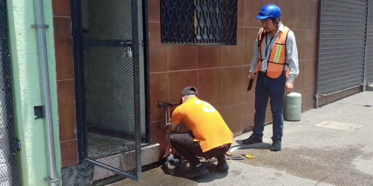 Foto: cortesía // Personal de Soapa repara tomas para evitar de desperdicio de agua.