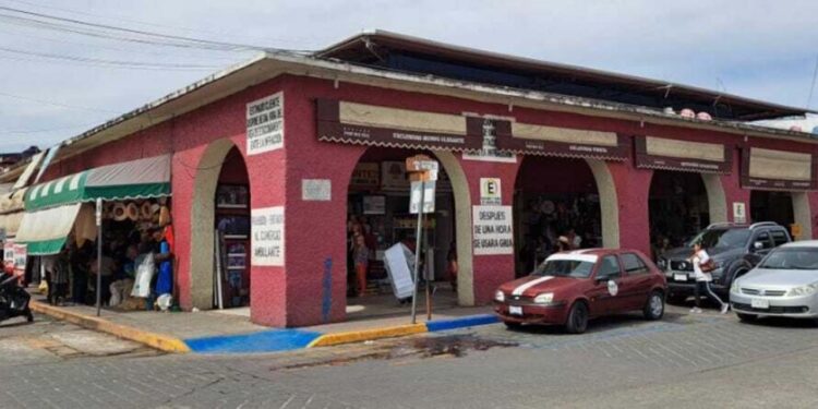 Se drogaba al interior del mercado de Huajuapan.