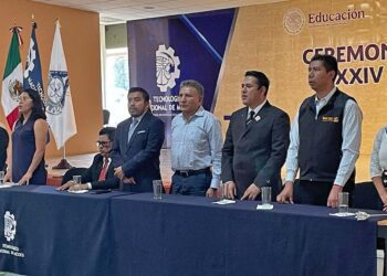 Con la presencia de las autoridades locales, invitados especiales, escolares y maestros, se realizó la ceremonia.