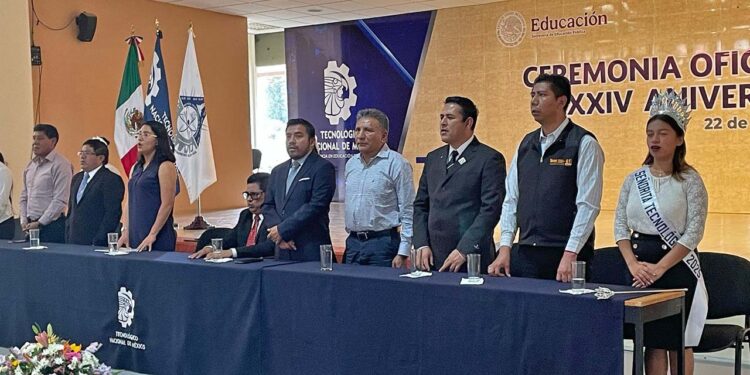 Con la presencia de las autoridades locales, invitados especiales, escolares y maestros, se realizó la ceremonia.