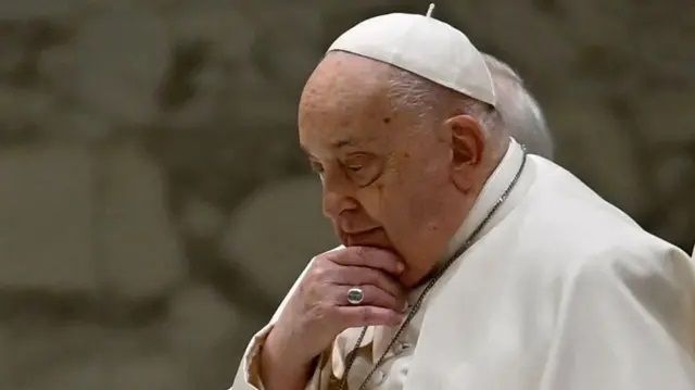 ¿Qué pasa si renuncia o muere el papa Francisco?