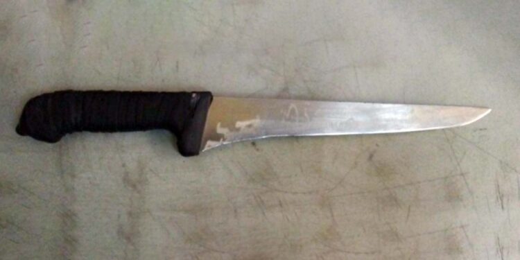 Aseguran a hombre con arma blanca.