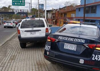 El conductor se impactó contra el muro de contención del hotel Huautla.