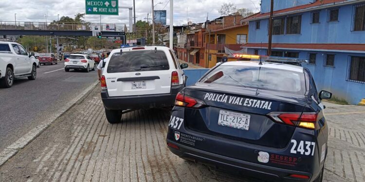 El conductor se impactó contra el muro de contención del hotel Huautla.