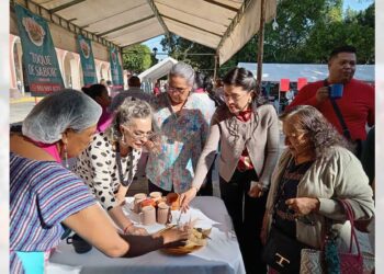 Además de los 21 participantes en la venta de tamales, se presentaron vendedores de nieves, mezcal y atole.