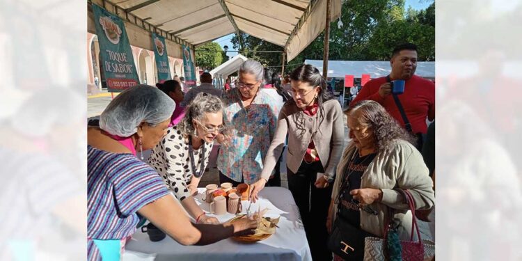 Además de los 21 participantes en la venta de tamales, se presentaron vendedores de nieves, mezcal y atole.