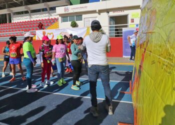 Fotos: Leobardo García Reyes // Algunos de los que terminaron la prueba dejaron palabras de aliento en una lona.