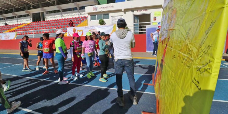 Fotos: Leobardo García Reyes // Algunos de los que terminaron la prueba dejaron palabras de aliento en una lona.