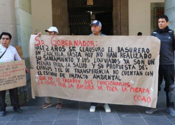 Foto: Adrián Gaytán // Protesta de ambientalistas ante la desatención hacia el tiradero de Zaachila.