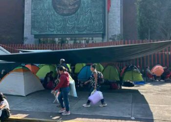 La S-22 instaló un platón frente a la Cámara de Diputados federal en Ciudad de México.