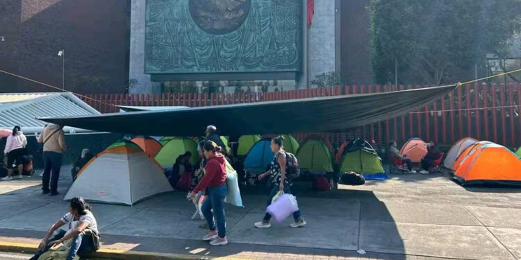 La S-22 instaló un platón frente a la Cámara de Diputados federal en Ciudad de México.