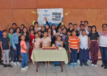 Les llevaron un pastel para celebrar el segundo aniversario de la agrupación.