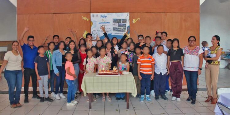 Les llevaron un pastel para celebrar el segundo aniversario de la agrupación.