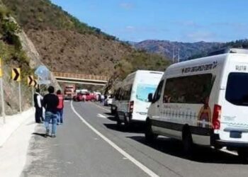 Coatlanes amagan con nuevos bloqueos en la supercarretera a Puerto Escondido