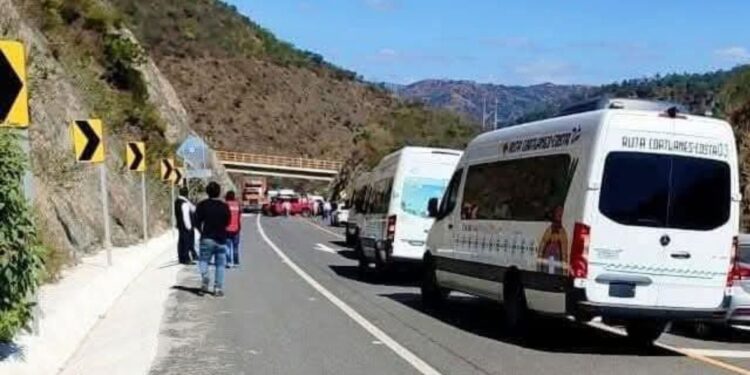 Coatlanes amagan con nuevos bloqueos en la supercarretera a Puerto Escondido