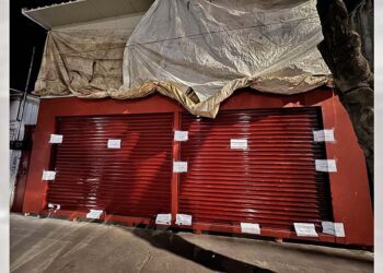 Foto: Álvaro Cuitláhuac López // Autoridades municipales clausuran obra de ampliación de dos casetas por no contar con permiso.