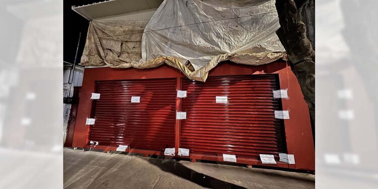 Foto: Álvaro Cuitláhuac López // Autoridades municipales clausuran obra de ampliación de dos casetas por no contar con permiso.