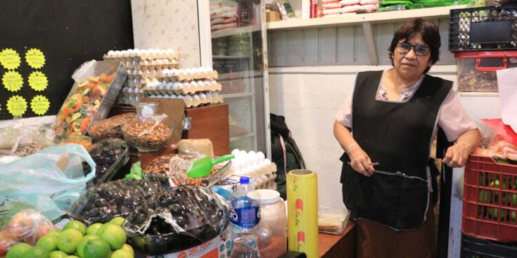 Foto: Adrián Gaytán // Comerciantes confirman nuevos aumentos en el precio del cono de huevo.