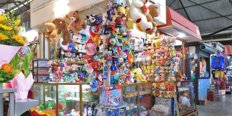 Foto: Adrián Gaytán // Comerciantes esperan un repunte en las ventas por el Día del Amor y la Amistad.