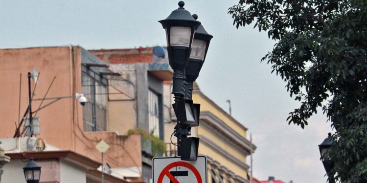 Foto: Adrián Gaytán // Con una inversión de 5 millones de pesos, rehabilitan la luminaria de la ciudad.