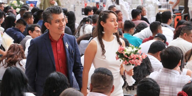 Foto: Adrián Gaytán // Contrajeron matrimonio civil 300 parejas de Valles Centrales.