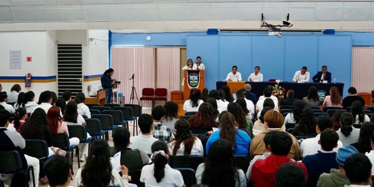 Foto: cortesía // Capacitan en Derecho Sanitario A estudiantes de cuarto y quinto año de medicina de la UABJO.