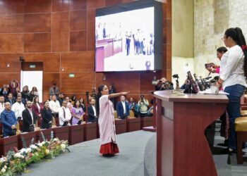Foto: Congreso de Oaxaca // Cecilia Olivia Cruz Merlín rinde protesta como diputada local en lugar de la fallecida Kelly Jannet Cabrera González.