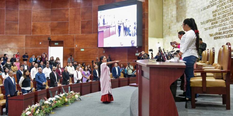 Foto: Congreso de Oaxaca // Cecilia Olivia Cruz Merlín rinde protesta como diputada local en lugar de la fallecida Kelly Jannet Cabrera González.