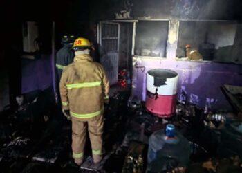 Controlan incendio de casa habitación.