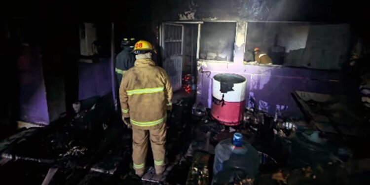 Controlan incendio de casa habitación.