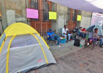 Foto: Adrián Gaytán // Después de lograr un acuerdo para una nueva revisión laboral, exburócratas que se mantenían en plantón, liberaron los accesos del Palacio de Gobierno.