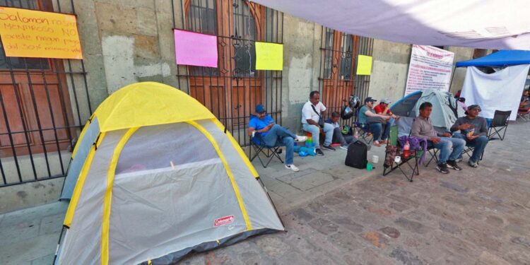Foto: Adrián Gaytán // Después de lograr un acuerdo para una nueva revisión laboral, exburócratas que se mantenían en plantón, liberaron los accesos del Palacio de Gobierno.