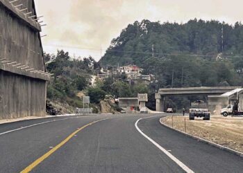 Foto: Luis Alberto Cruz // Después de su apertura el pasado 24 de enero, continúan trabajos de mantenimiento en la autopista al Istmo.
