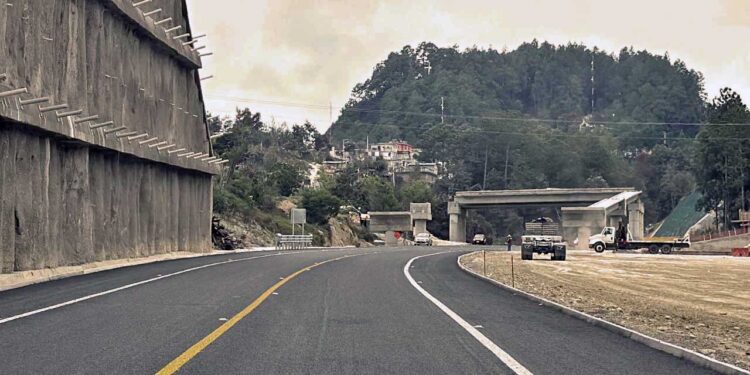 Foto: Luis Alberto Cruz // Después de su apertura el pasado 24 de enero, continúan trabajos de mantenimiento en la autopista al Istmo.