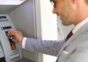 ¿Le “picaste” y te “clavaron” un seguro en un cajero automático? Así puedes cancelarlo