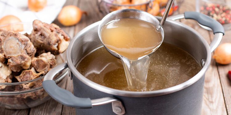 ¿El caldo de huesos es realmente beneficioso? Descubre lo que dice la ciencia
