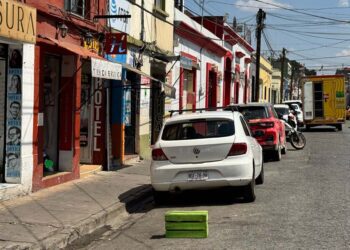 Foto: Álvaro Cuitláhuac López // El comercio establecido viola el Reglamento de Vialidad al apartar lugares en la vía pública, en el Centro Histórico de Oaxaca.