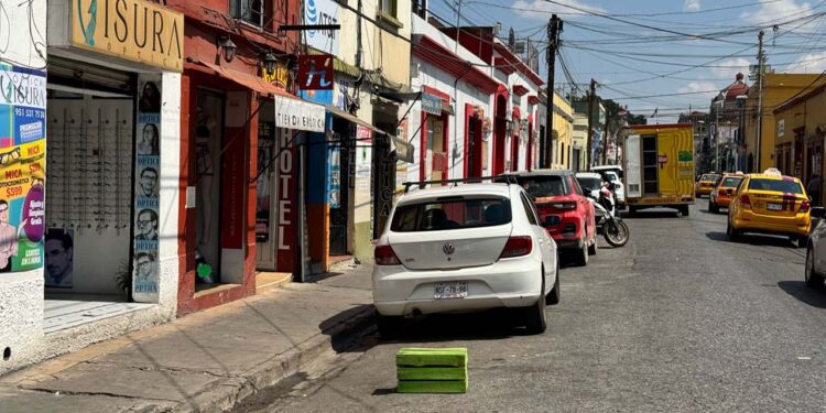 Foto: Álvaro Cuitláhuac López // El comercio establecido viola el Reglamento de Vialidad al apartar lugares en la vía pública, en el Centro Histórico de Oaxaca.