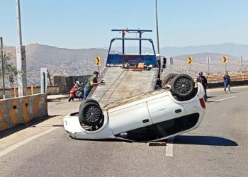 La mañana de ayer, un joven de 26 años perdió el control de su vehículo y volcó aparatosamente cerca del Mirador