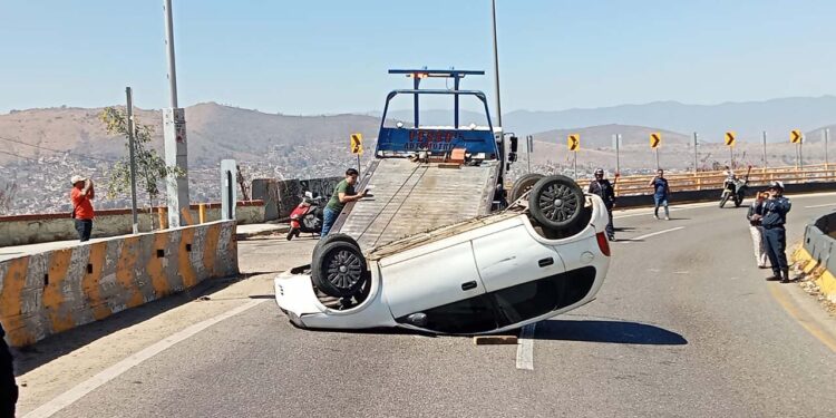 La mañana de ayer, un joven de 26 años perdió el control de su vehículo y volcó aparatosamente cerca del Mirador