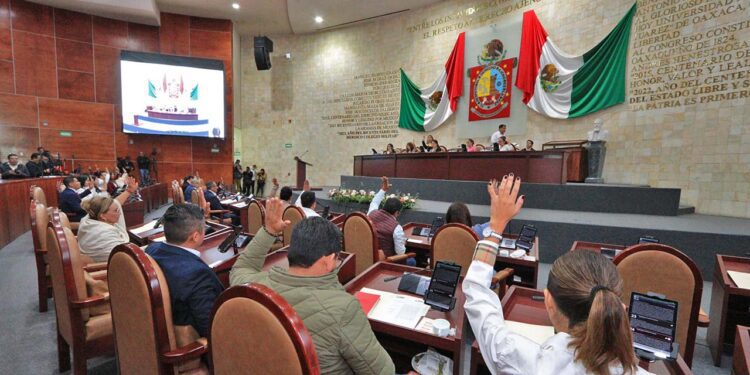 Foto: Adrián Gaytán // El Congreso del Estado aprueba el proyecto de decreto por el que se les autoriza a los 570 ayuntamientos del estado contratar deuda pública con instituciones bancarias.