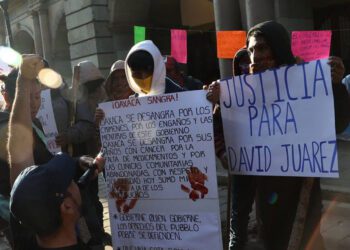 Foto: Luis Alberto Cruz // El dirigente de MOID, David Jiménez, protesta frente a Palacio de Gobierno.