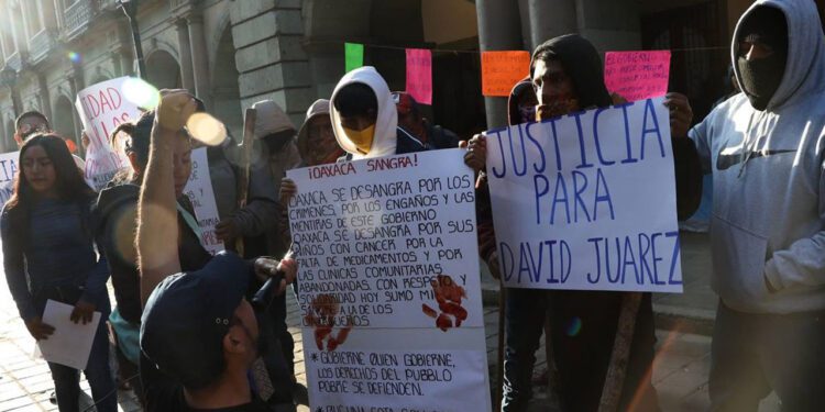 Foto: Luis Alberto Cruz // El dirigente de MOID, David Jiménez, protesta frente a Palacio de Gobierno.