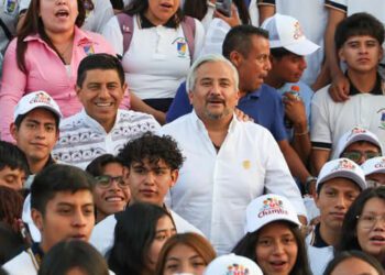 Foto: cortesía // El Gobernador Salomón Jara Cruz y el rector de la UABJO, Cristian Carreño López, con jóvenes universitarios.
