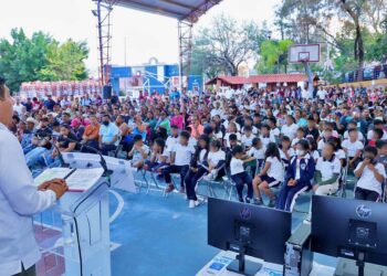 Foto: cortesía // El Gobernador Salomón Jara Cruz, visitó San Miguel Suchixtepec, del Distrito de Miahuatlán, donde entregó mobiliario y equipo para escuelas.
